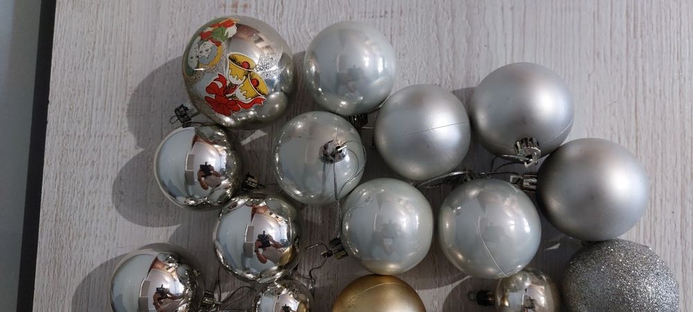 Bombki choinkowe srebrne różne wielkości Świata Bożego Narodzenia