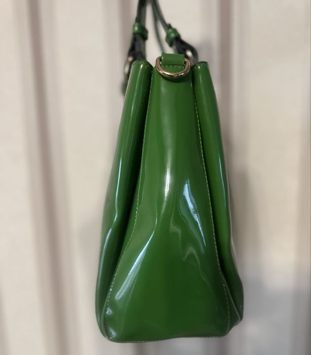 Яскрава лакова сумка