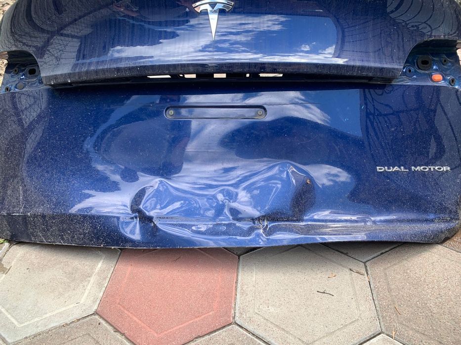 Tesla Model Y кришка багажника під рихтовку