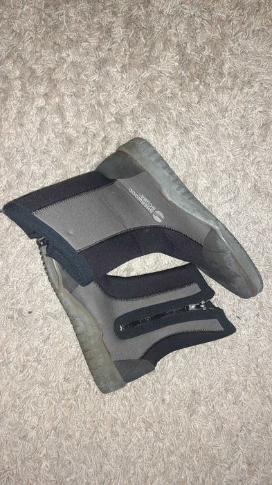 Equipamento completo de mergulho: fato 7mm, botas, máscara e saco.