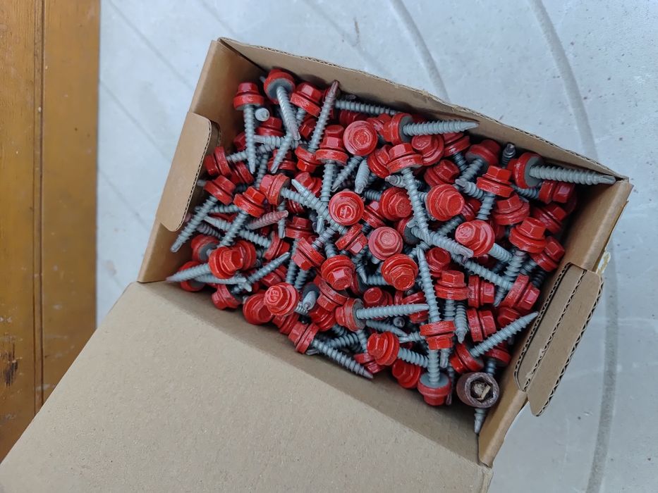 Wkręty do dachu do blachy czerwone ral 3000 lindab