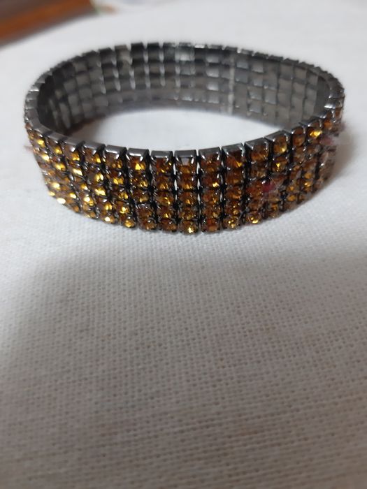 Pulseira prateada com brilhantes dourados