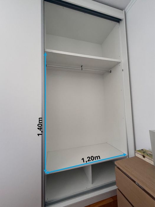 Armário branco com gavetas e portas de correr