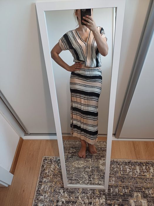 Długa sukienka w paski M/L.