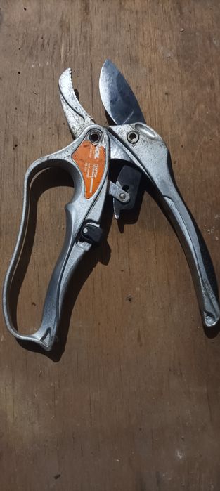 Секатор садовий.                        .