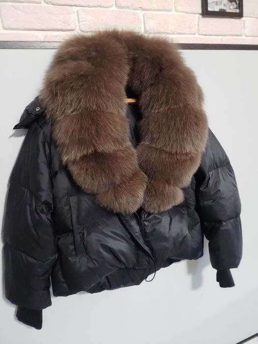 Пуховик с натуральным мехом.