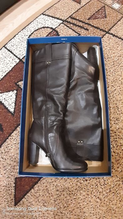 Шкіряні чоботи шоколадного кольору на високих підборах