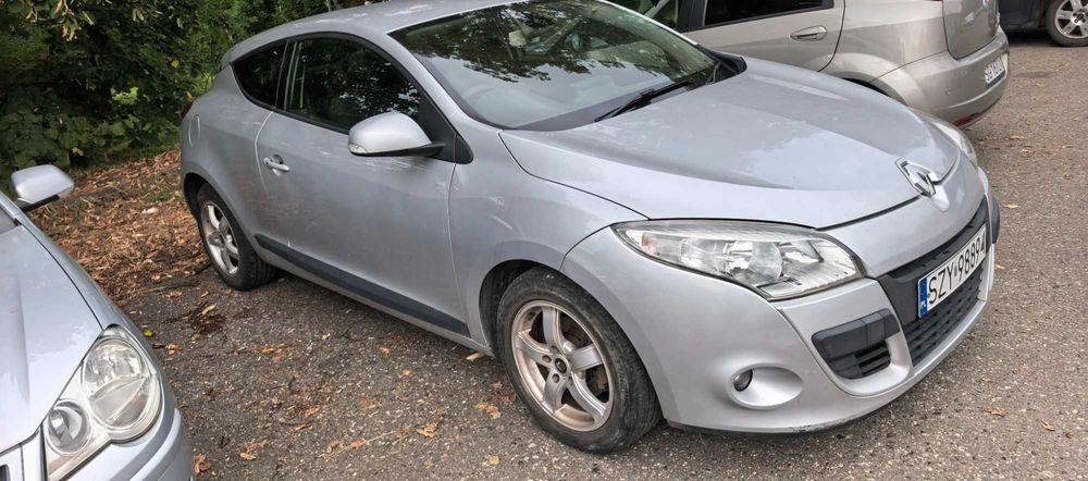 RENAULT MEGANE III Coupe 1.6b 110 km, 2011 rok Uszkodzony lewy bok kierownica z prawej strony