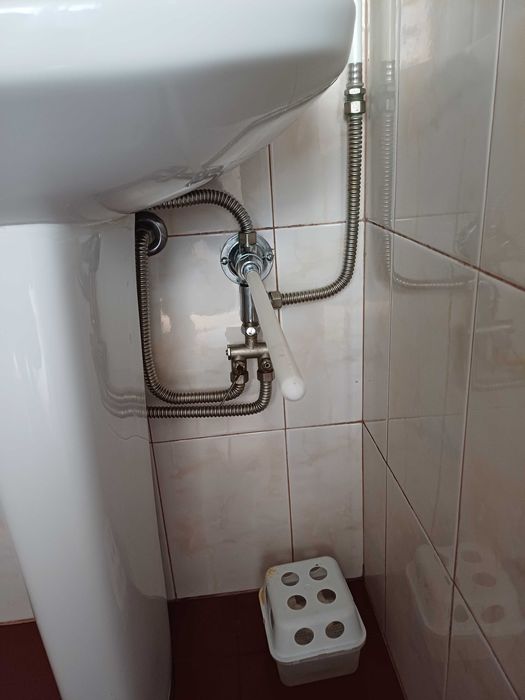 Torneiras S/Mãos de pé e joelho