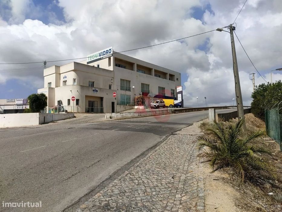 Loja no Rés do Chão com possibilidade de transformação em habitação T2
