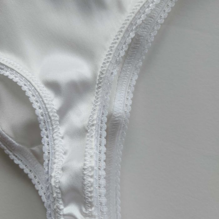 Stringi damskie 3-pak. Elegancki z jedwabiu naturalnego. Rozmiar M