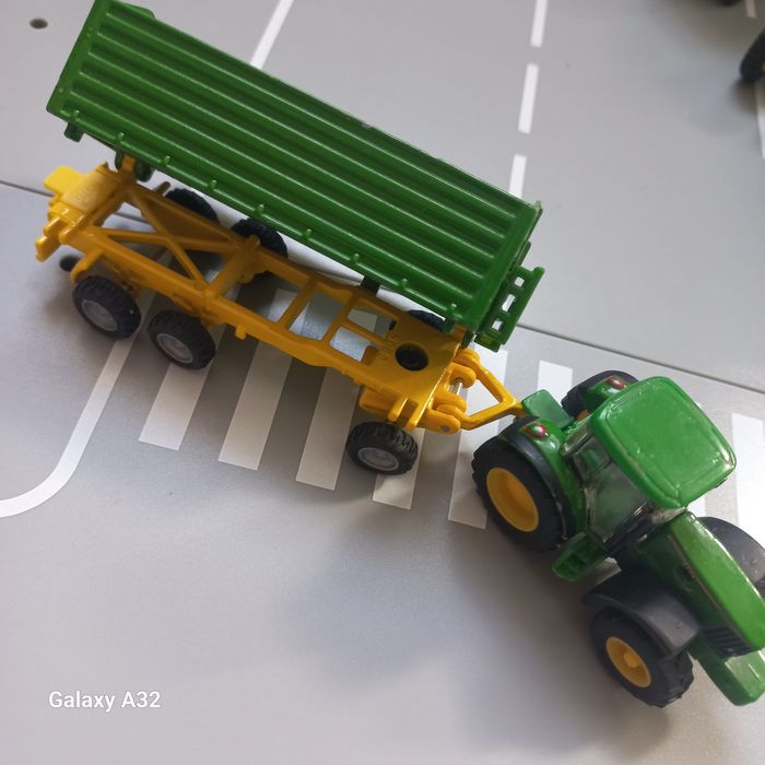 Siku  traktor John deere z ladowaczem I przyczepa  metalowa