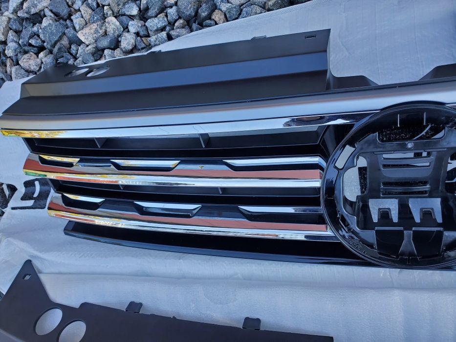 Решетка радиатора бампера  гриль VW Tiguan USA 2017 2020