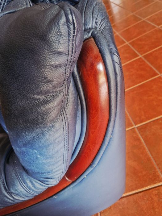 Conjunto de Sofás em Pele Azul Escuro (3 Lugares + 2 Cadeirões) – Excelente Estado