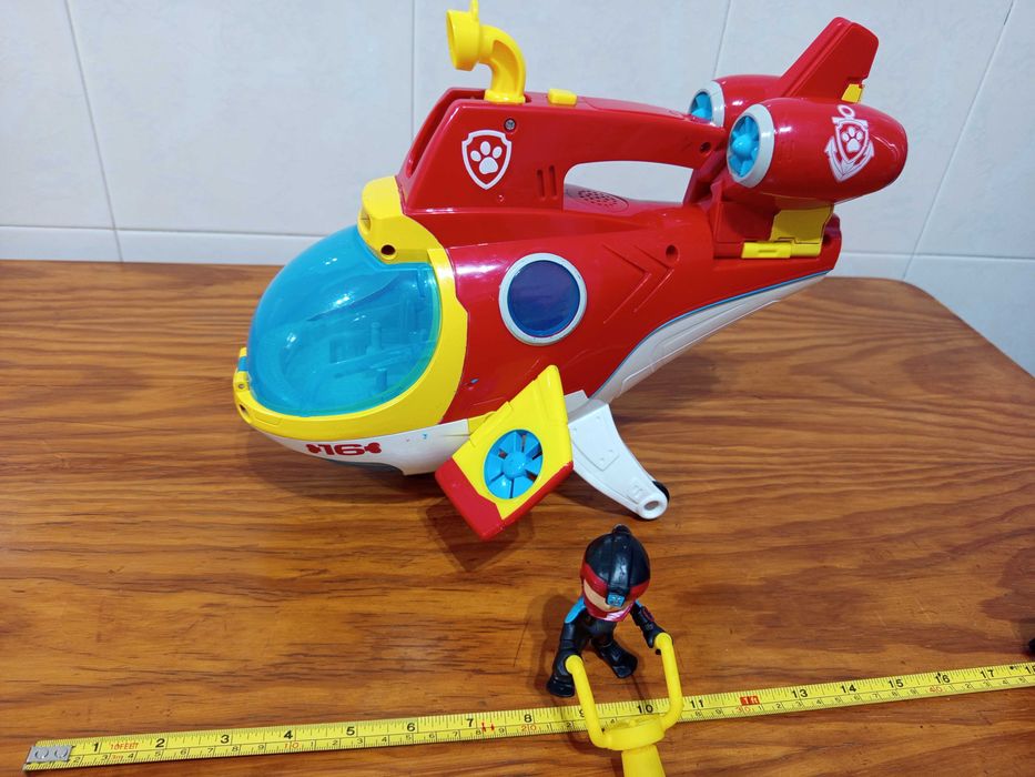 Submarino patrulha pata com figura