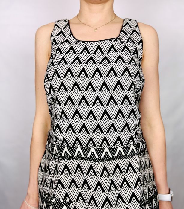 Czarno-biała sukienka w geometryczny wzór XL 42