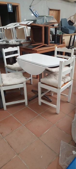 Mesa de cozinha com cadeiras