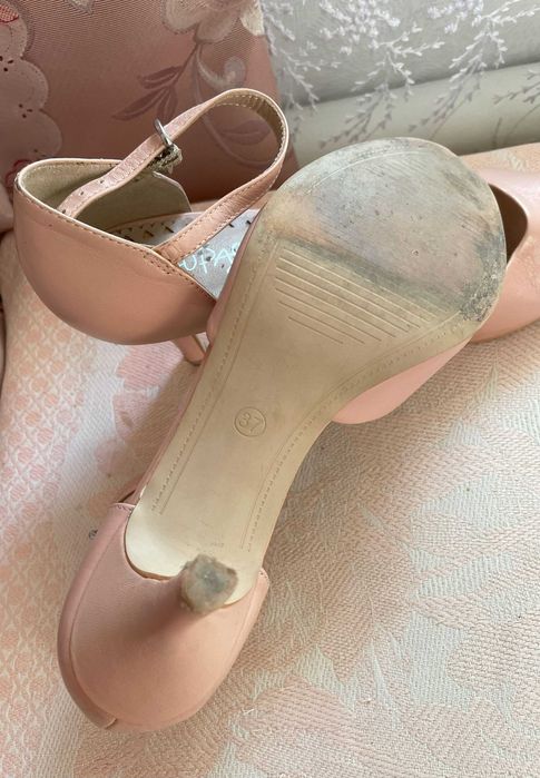 Нюдові елегантні шкіряні босоніжки