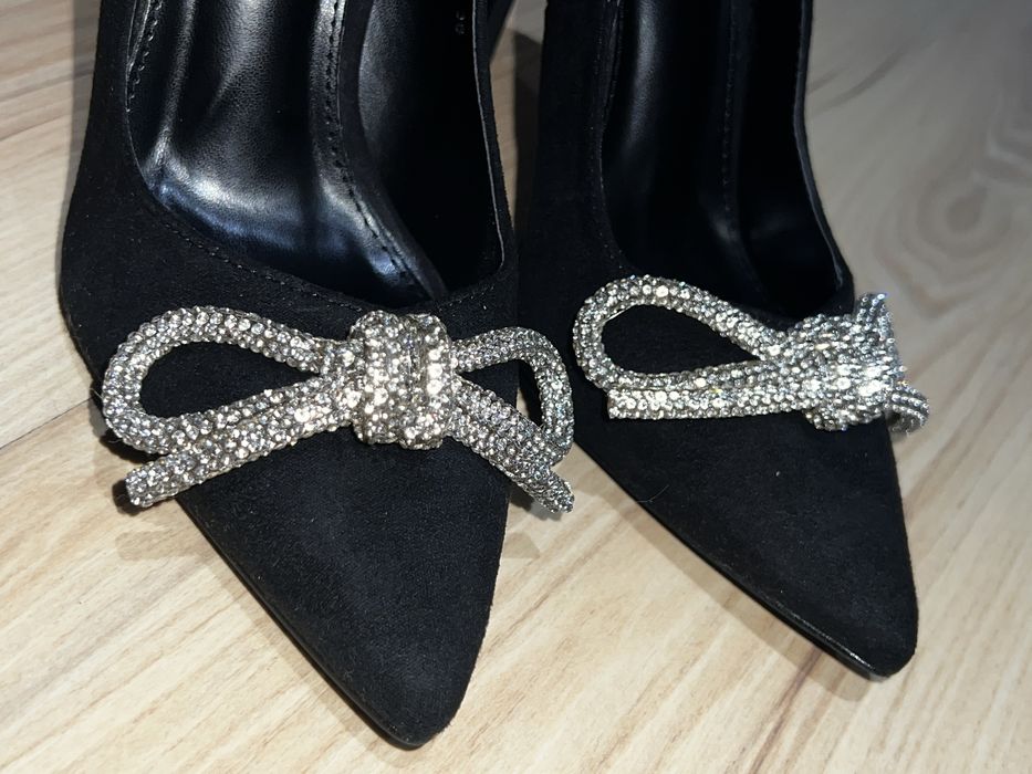 Nowe czarne szpilki ze srebrną kokardą 38