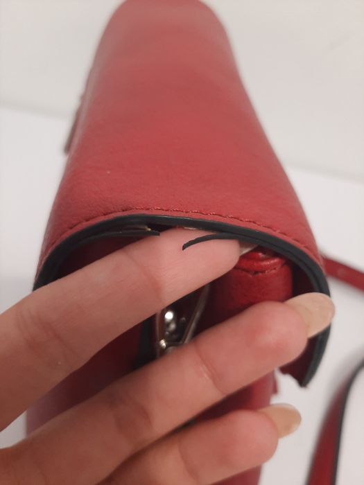 czerwona torebka na ramię