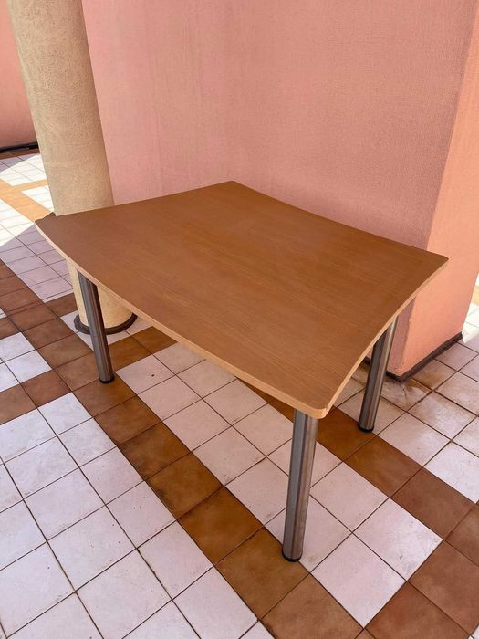 Mesa de madeira para quarto da criança
