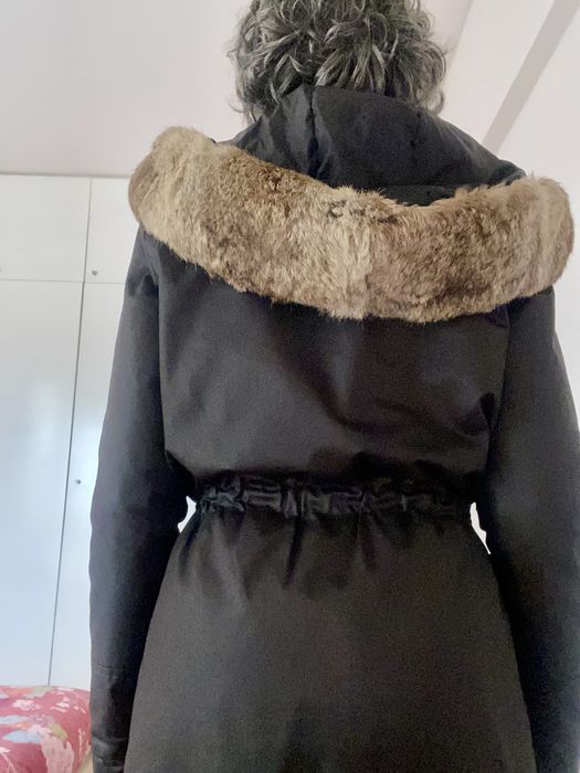 Parka preta impermeável com capuz