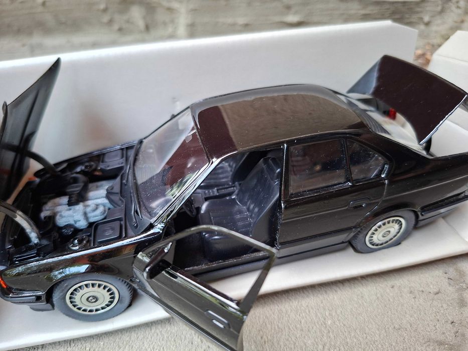BMW 535i E34 Schabak 1:24 model samochodu