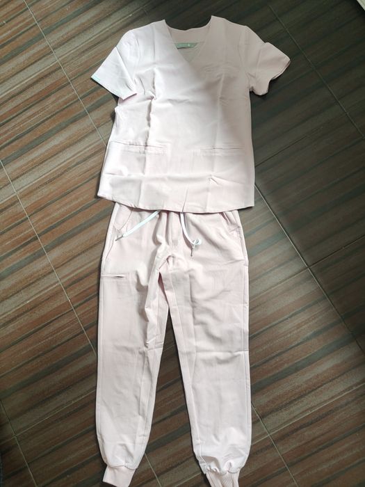 Pastelowy różowy komplet medyczny Medhoodie S. Scrubs medyczny blado różowy bluza i spodnie joggery Petite. Nowy komplet medyczny