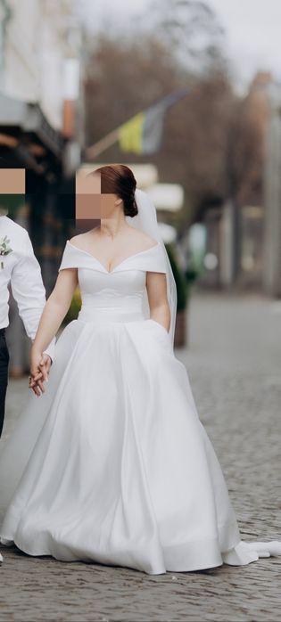 Весільня сукня білого кольору