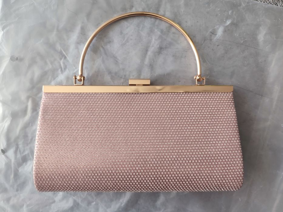 Różowa torebka kopertówka z rączką