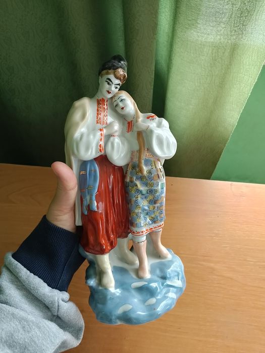 Piękna porcelanowa figurka para folklor ceramika