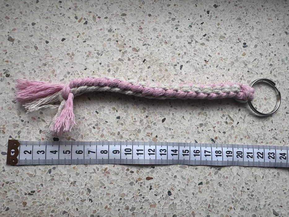 pleciony brelok w kolorze różowo-białym