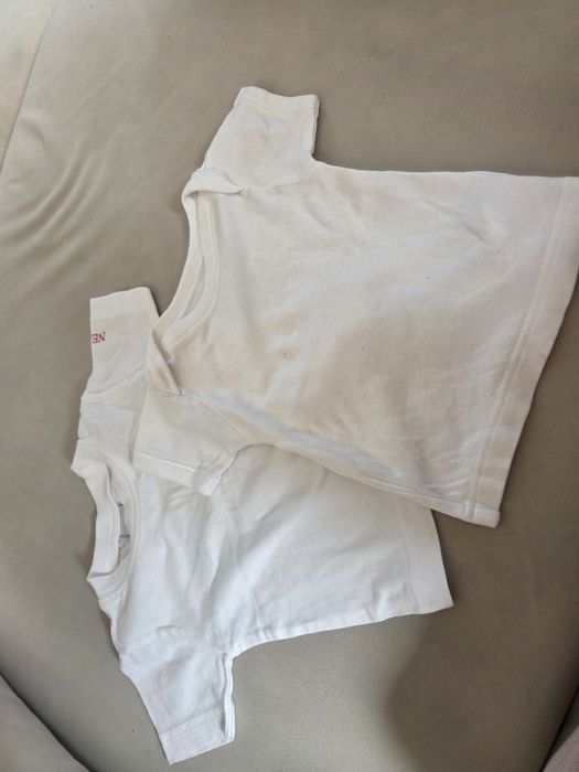 Dwie białe koszulki