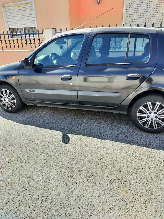 Carro em Bom Estado – Pronto a Circular