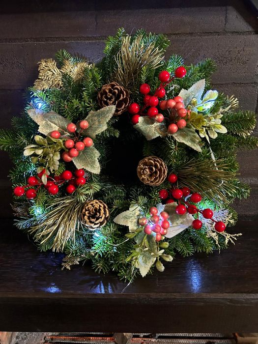Wianek świąteczny na bazie żywej jodły