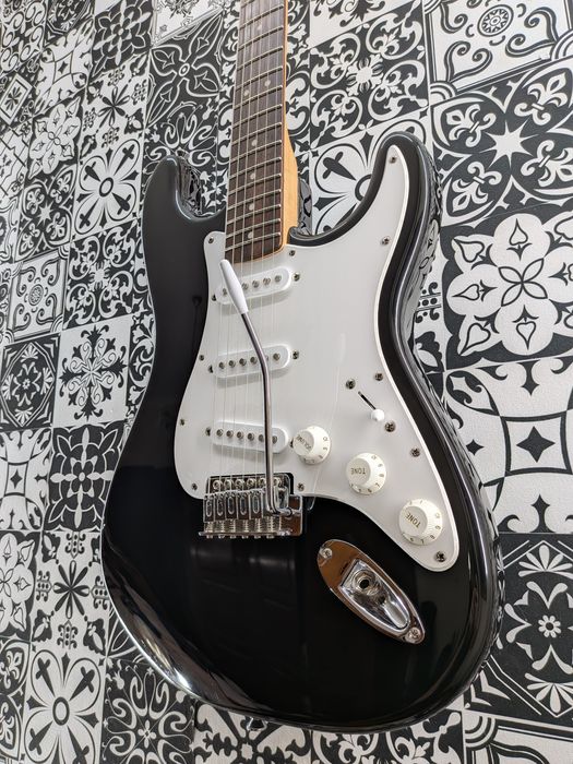 Guitarra eléctrica Fender Squier Stratocaster 2014 restaurada e pronta a tocar