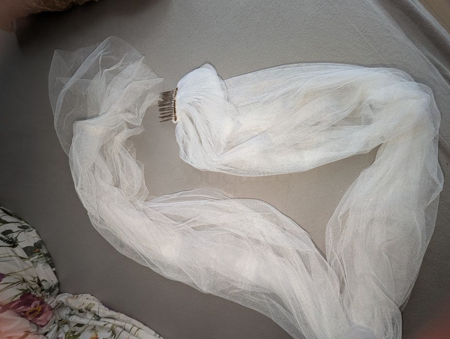 Długi welon ślubny