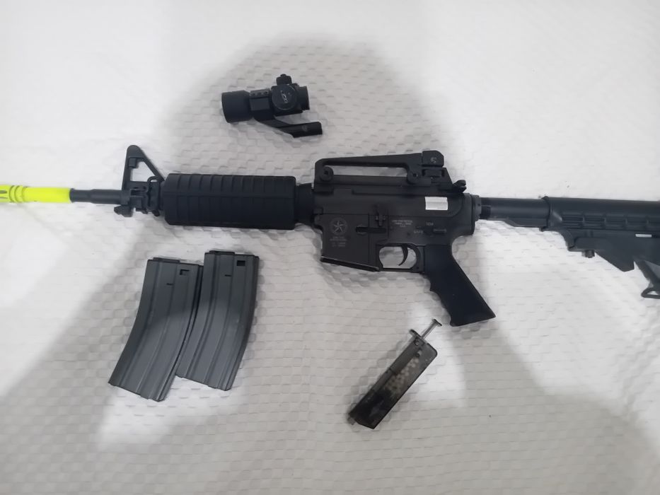 Arma de airsoft com mira dois carregadores  com cronha ajustável
