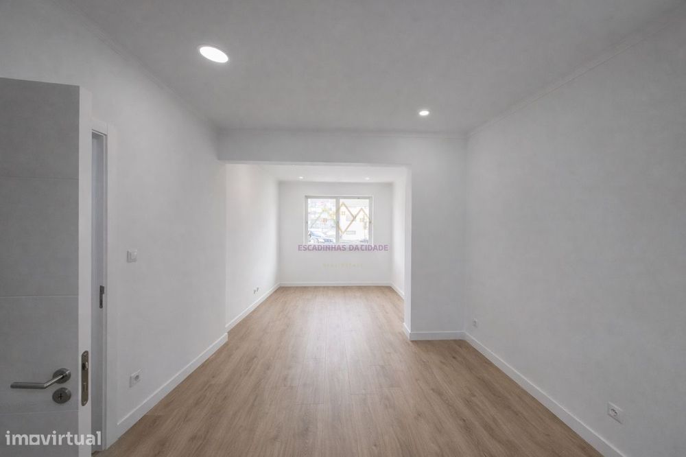 Apartamento T1 remodelado a estrear na Damaia — Águas Livres, Lisboa