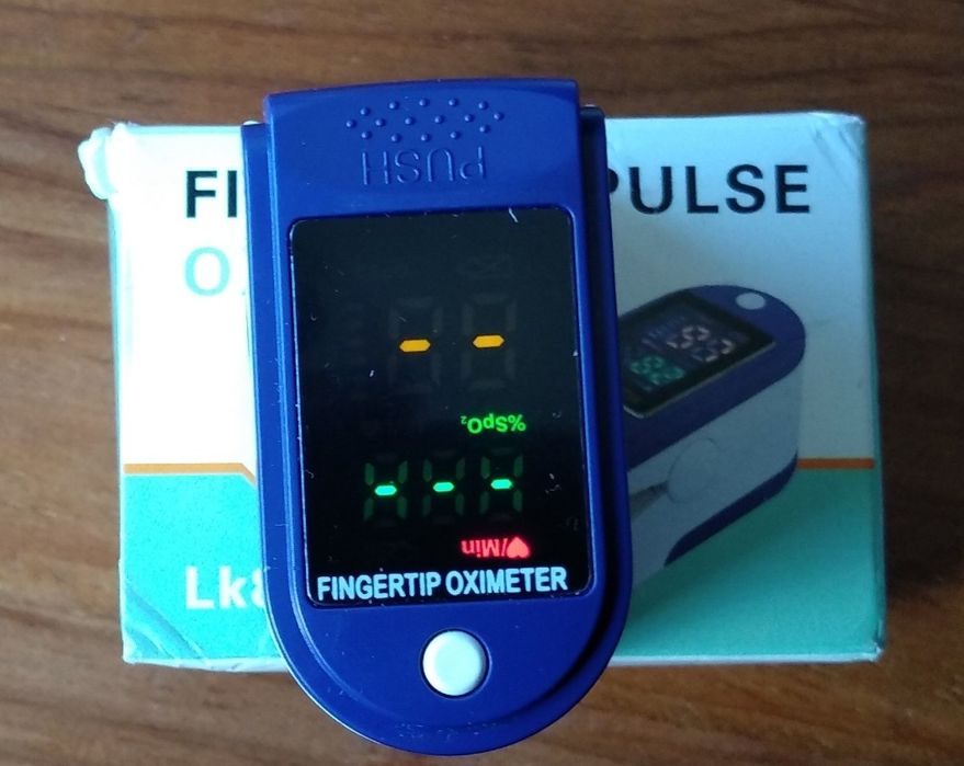 Oxímetro de dedo com caixa para guardar