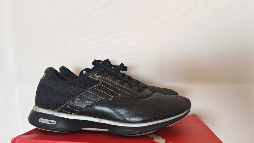 Чорні шкіряні кросівки Reebok EasyTone з системою Gore-Tex