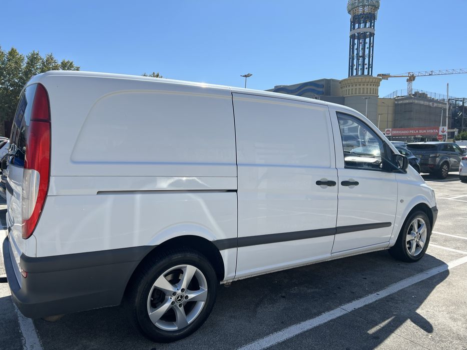 Vendo Mercedes-Benz Vito, furgão comercial, em cor branca.