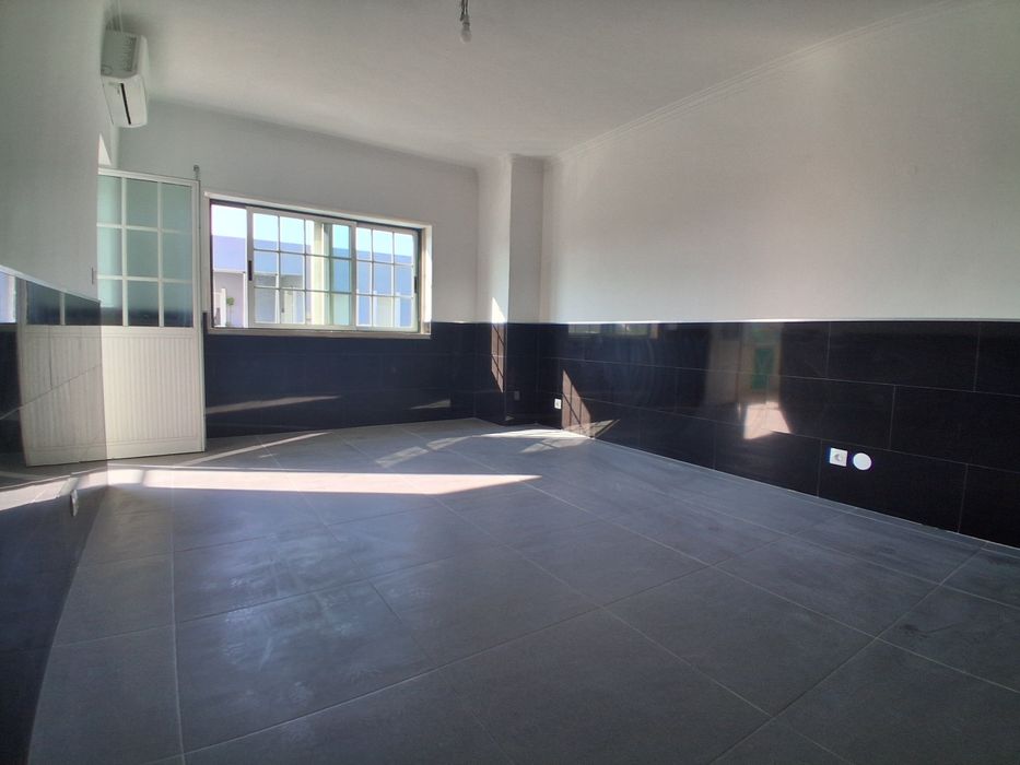 Apartamento T4 no centro da Charneca de Caparica