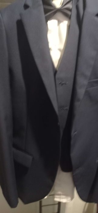 Oportunidade! Fato 12/14 anos. Casaco, calças, colete, camisa e laço.