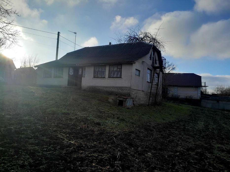 Продається будинок неподалік від міста Хмельницький.