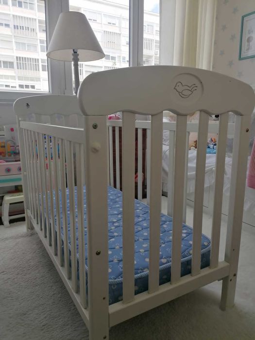 Berço/Cama de grades, com colchão de molas incluído.