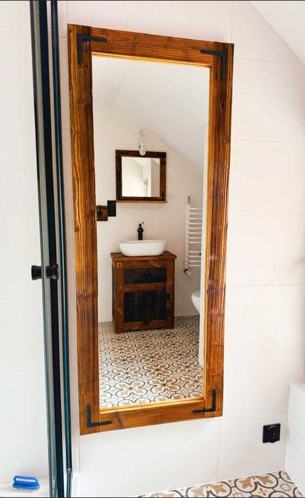 Lustro zamknięte w ramie ze starego drewna