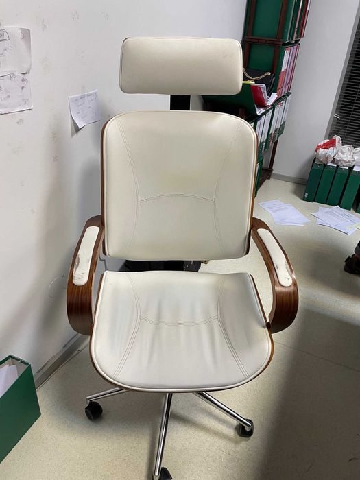 cadeira de escritorio branca e castanha