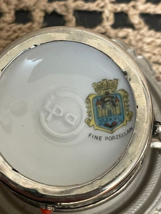 Chávenas de café em porcelana com casquinha