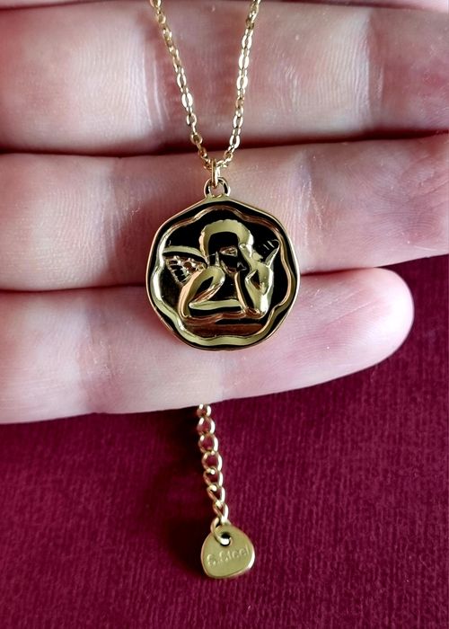 Colar dourado, em aço, com anjinho da guarda. Tem extensor